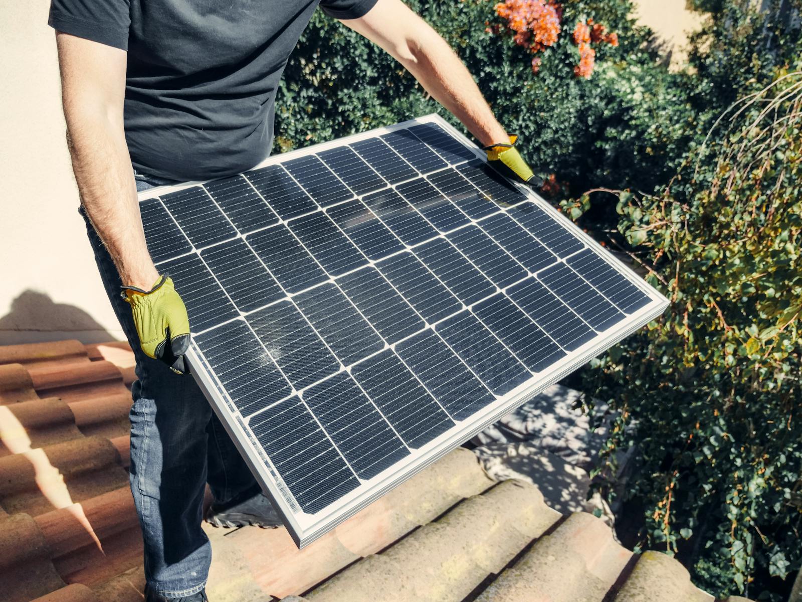 Technicien posant des panneaux solaires sur une toiture résidentielle